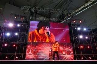 トランスフォーマー、東京コミコンに降臨！大ファン・岡崎体育が書き下ろし曲を生披露