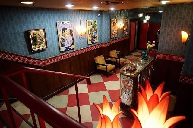 色に満ちあふれたロビー