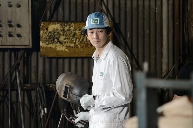 冷たい眼差しで一点を見つめる瑛太