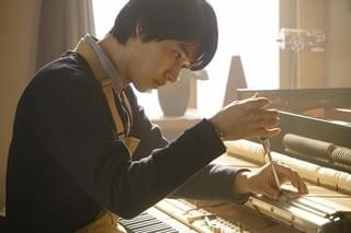 “調律師”山崎賢人がピアノ見つめる「羊と鋼の森」ビジュアル＆場面写真が初公開！