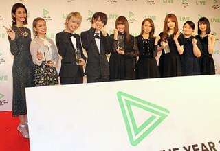 乃木坂・桜井「ハイテンションだった」LINE LIVEで受賞 生田はツッコミ「いつもよりしゃべっていた」