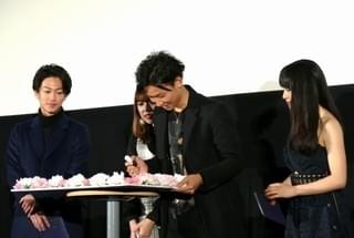 佐藤健＆土屋太鳳、結婚控えた“8年越し”交際カップルの立会人に