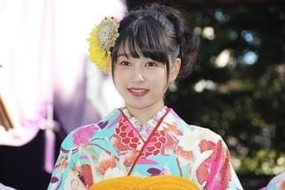 山本舞香＆桜井日奈子、艶やか晴れ着姿披露！20歳で迎えた2018年の抱負は？