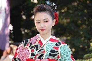 山本舞香＆桜井日奈子、艶やか晴れ着姿披露！20歳で迎えた2018年の抱負は？