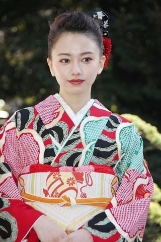 山本舞香＆桜井日奈子、艶やか晴れ着姿披露！20歳で迎えた2018年の抱負は？