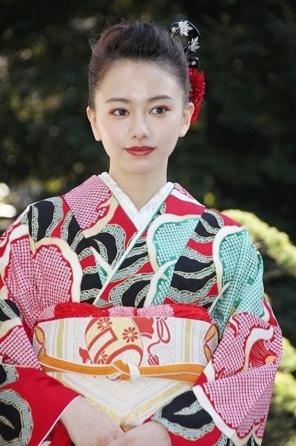 山本舞香＆桜井日奈子、艶やか晴れ着姿披露！20歳で迎えた2018年の抱負は？