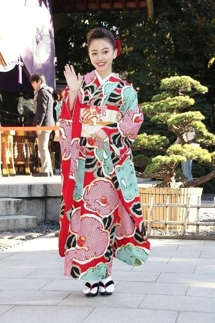 山本舞香＆桜井日奈子、艶やか晴れ着姿披露！20歳で迎えた2018年の抱負は？