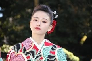 山本舞香＆桜井日奈子、艶やか晴れ着姿披露！20歳で迎えた2018年の抱負は？