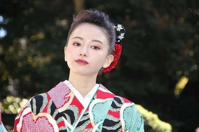 山本舞香＆桜井日奈子、艶やか晴れ着姿披露！20歳で迎えた2018年の抱負は？