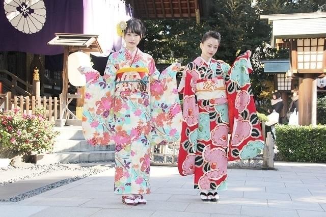 山本舞香＆桜井日奈子、艶やか晴れ着姿披露！20歳で迎えた2018年の抱負は？