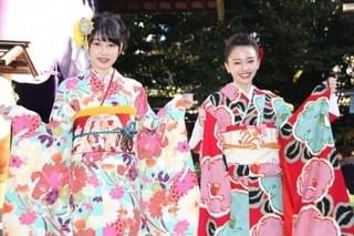 山本舞香＆桜井日奈子、艶やか晴れ着姿披露！20歳で迎えた2018年の抱負は？