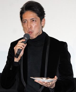 玉木宏、サプライズ誕生日の“肉ケーキ”に舌鼓も「写真にどう写るか心配」