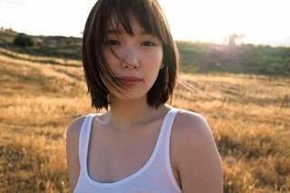 飯豊まりえ、ハタチの記念にファースト写真集「恋？ します！」