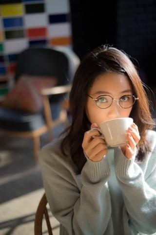 乃木坂46卒業から1年、深川麻衣が初フォトマガジン発売！私物やイラストなど多数披露