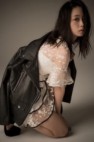 乃木坂46卒業から1年、深川麻衣が初フォトマガジン発売！私物やイラストなど多数披露