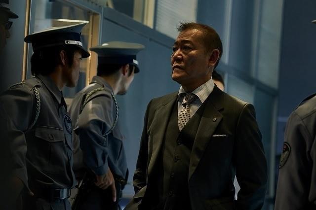 國村隼が物語の鍵を握る製薬業界の 大物を演じる