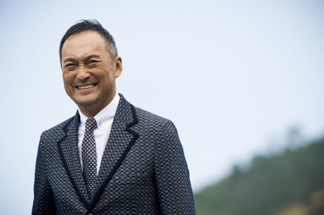 探偵に扮する渡辺謙