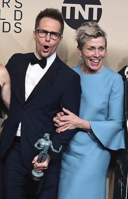 主演女優賞受賞のフランシス・マクドーマンド（右）と助演男優賞受賞のサム・ロックウェル