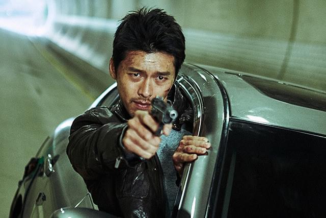 ヒョンビン、時速100キロ超の車から乗り出す超危険スタント！「コンフィデンシャル」本編映像