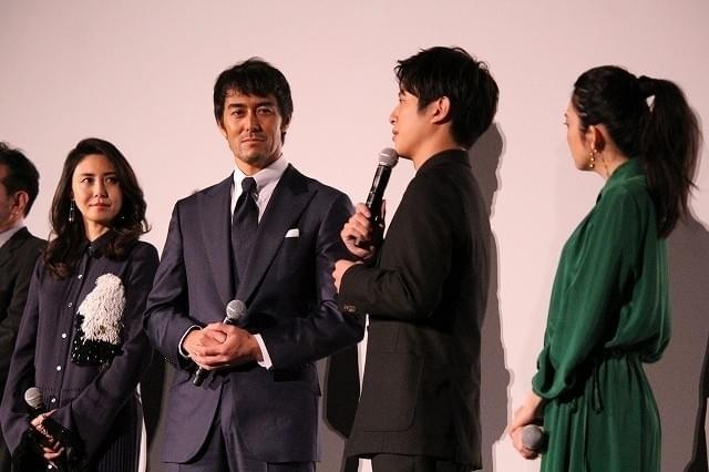 阿部寛、8年続いた「新参者」完結に感無量 相棒・溝端淳平の熱い涙にガッチリ抱擁