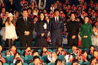 阿部寛、8年続いた「新参者」完結に感無量 相棒・溝端淳平の熱い涙にガッチリ抱擁