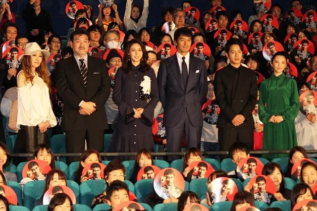 阿部寛、8年続いた「新参者」完結に感無量 相棒・溝端淳平の熱い涙にガッチリ抱擁