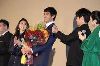 阿部寛、8年続いた「新参者」完結に感無量 相棒・溝端淳平の熱い涙にガッチリ抱擁