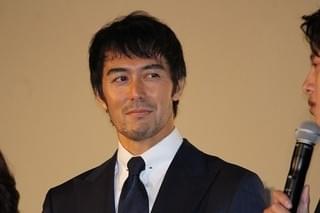 阿部寛、8年続いた「新参者」完結に感無量 相棒・溝端淳平の熱い涙にガッチリ抱擁