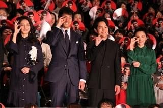 阿部寛、8年続いた「新参者」完結に感無量 相棒・溝端淳平の熱い涙にガッチリ抱擁