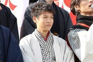 福士蒼汰「曇天に笑う」撮影で重症… 骨にヒビ入るも「動きに問題なかった」