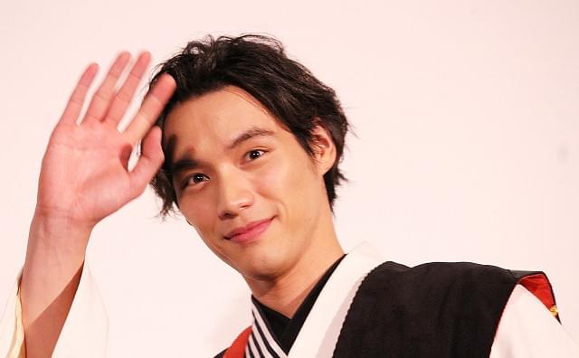 ファンに手を振る福士蒼汰