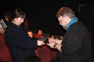 「シェイプ・オブ・ウォーター」デル・トロ監督、ファンと積極交流＆即席サイン会実施！