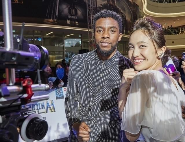 主演のチャドウィック・ボーズマンと対面