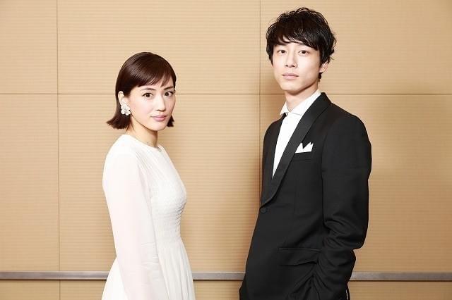 初共演を果たした綾瀬はるかと坂口健太郎