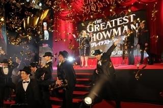 ヒュー・ジャックマン来日！ファン優先の神対応に会場熱狂