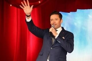 ヒュー・ジャックマン来日！ファン優先の神対応に会場熱狂