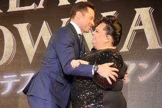 ヒュー・ジャックマン来日！ファン優先の神対応に会場熱狂