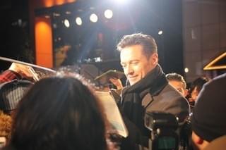 ヒュー・ジャックマン来日！ファン優先の神対応に会場熱狂