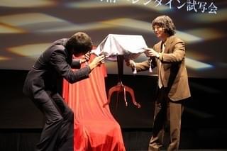 阿部寛が空中浮遊!?“空海”染谷将太が摩訶不思議な幻術を披露