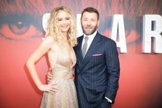 ジェニファー・ローレンスが胸元露わな衣装で悩殺！「レッド・スパロー」英プレミア