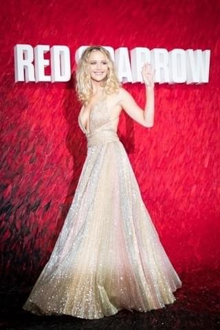 ジェニファー・ローレンスが胸元露わな衣装で悩殺！「レッド・スパロー」英プレミア