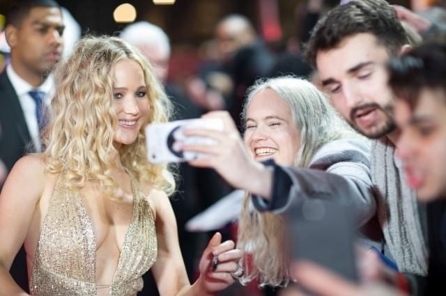 ジェニファー・ローレンスが胸元露わな衣装で悩殺！「レッド・スパロー」英プレミア