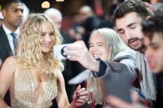 ジェニファー・ローレンスが胸元露わな衣装で悩殺！「レッド・スパロー」英プレミア