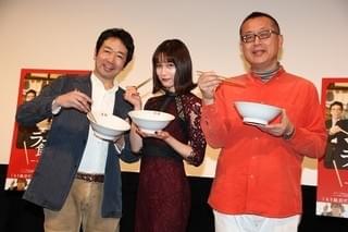 史上初？映画舞台挨拶でラーメン実食 シュールな光景に中村ゆりか「そんなことある？」