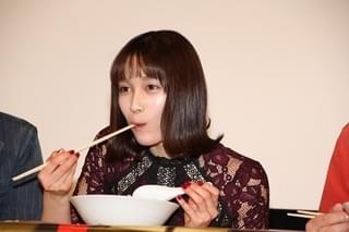 史上初？映画舞台挨拶でラーメン実食 シュールな光景に中村ゆりか「そんなことある？」