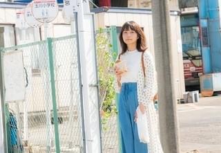 深川麻衣がドヤ顔でピース＆“もぐもぐ顔”披露！主演作の場面写真＆オフショット公開