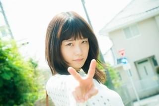 深川麻衣がドヤ顔でピース＆“もぐもぐ顔”披露！主演作の場面写真＆オフショット公開