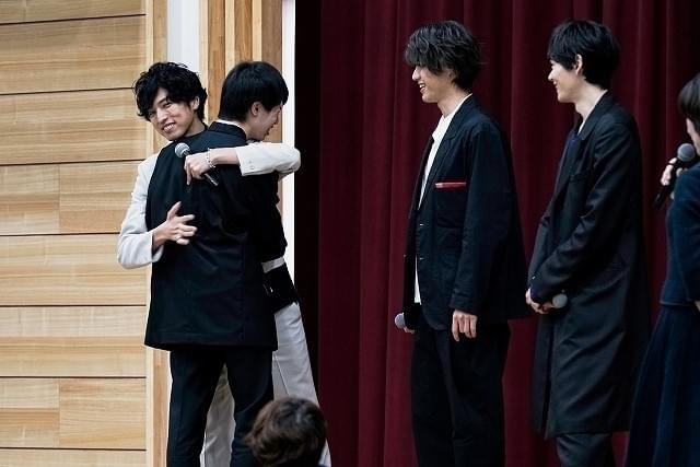 福士蒼汰＆古川雄輝＆桐山漣、比叡山高校の卒業式練習に乱入！生徒400人大歓声