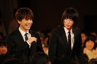 【第41回日本アカデミー賞】菅田将暉が話題賞！ プレゼンター・岩田剛典からの祝福に笑顔