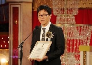 【第41回日本アカデミー賞】菅田将暉が話題賞！ プレゼンター・岩田剛典からの祝福に笑顔